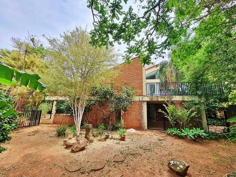 Linda casa rústica de esquina a venda na Cidade Universitária com terreno grande e belo paisagismo!